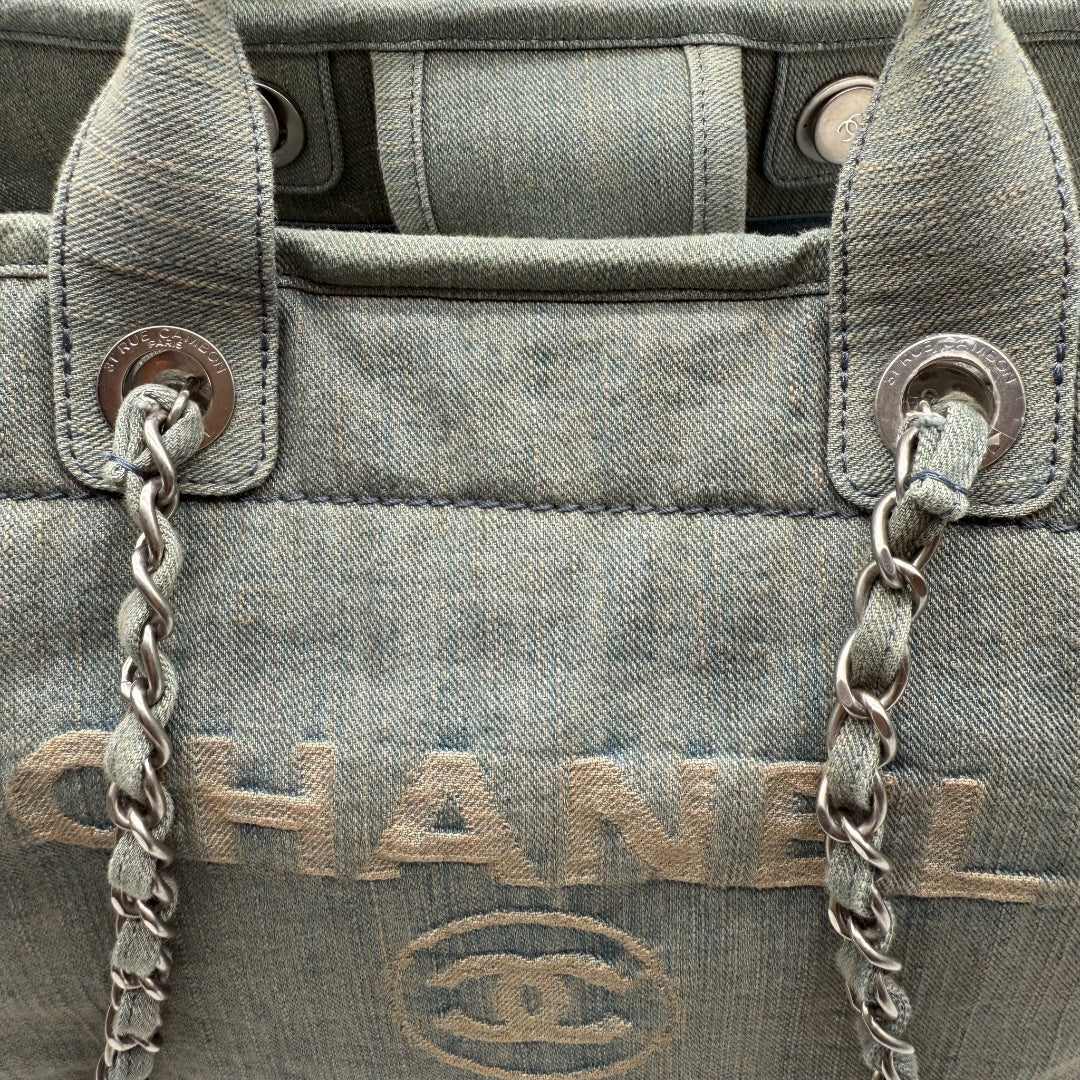 https://cdn.shopify.com/s/files/1/0564/9376/8855/files/Chanel_Tote_denim_blau_vintage_5709.webp?v=1765456050