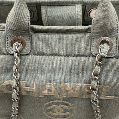 https://cdn.shopify.com/s/files/1/0564/9376/8855/files/Chanel_Tote_denim_blau_vintage_5709.webp?v=1765456050