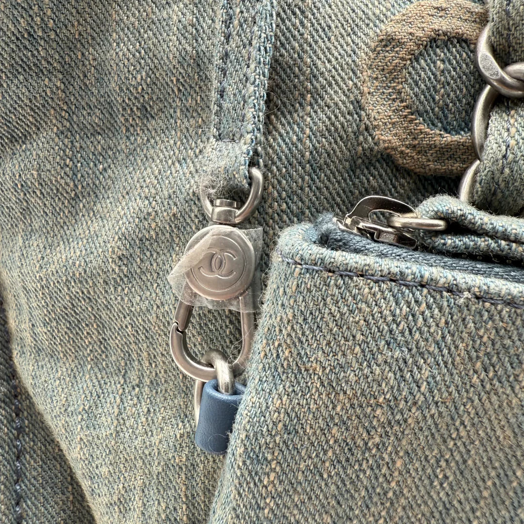 https://cdn.shopify.com/s/files/1/0564/9376/8855/files/Chanel_Tote_denim_blau_vintage_5713.webp?v=1765456050