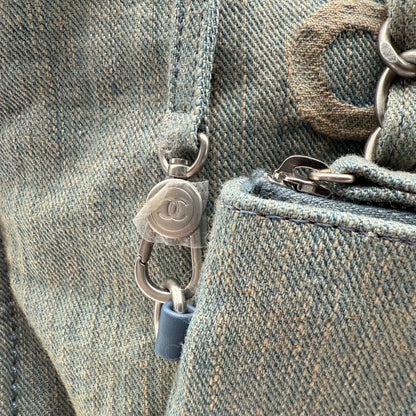 https://cdn.shopify.com/s/files/1/0564/9376/8855/files/Chanel_Tote_denim_blau_vintage_5713.webp?v=1765456050