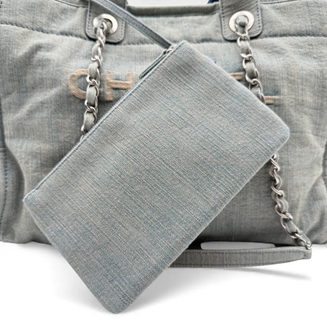 https://cdn.shopify.com/s/files/1/0564/9376/8855/files/Chanel_Tote_denim_blau_vintage_5714.webp?v=1765456050