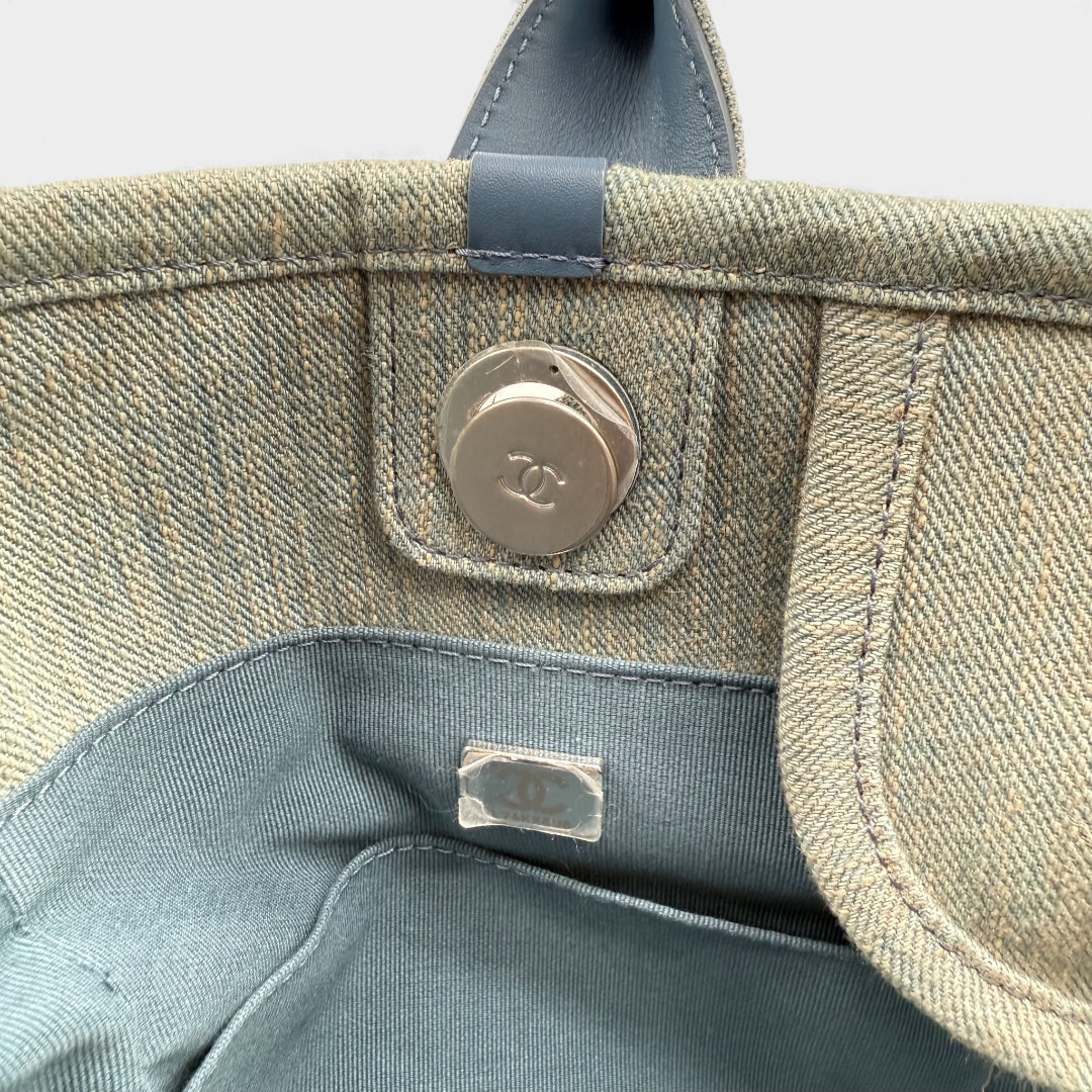 https://cdn.shopify.com/s/files/1/0564/9376/8855/files/Chanel_Tote_denim_blau_vintage_5719.webp?v=1765456050