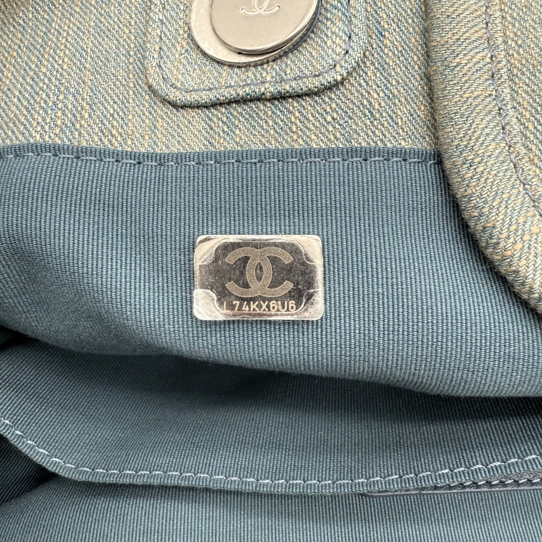 https://cdn.shopify.com/s/files/1/0564/9376/8855/files/Chanel_Tote_denim_blau_vintage_5722.webp?v=1765456050