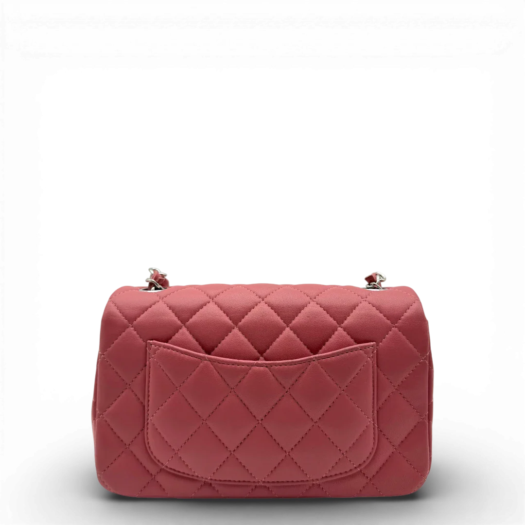 https://cdn.shopify.com/s/files/1/0564/9376/8855/files/Chanel_Umhangetasche_Single_Flap_Mini_aus_Lammleder_rosa_vintage_CC_1873.webp?v=1772705829