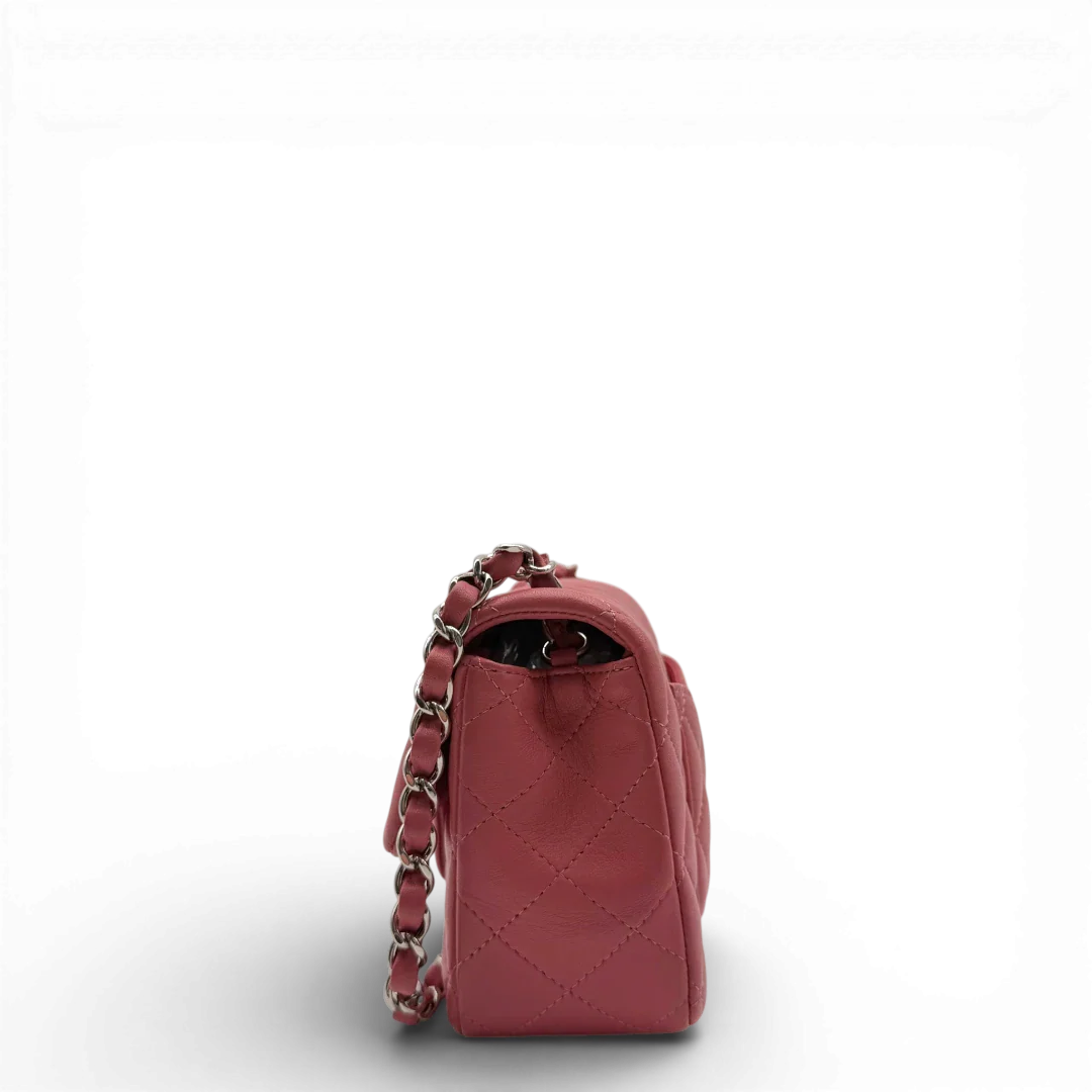https://cdn.shopify.com/s/files/1/0564/9376/8855/files/Chanel_Umhangetasche_Single_Flap_Mini_aus_Lammleder_rosa_vintage_CC_1875.webp?v=1772705829