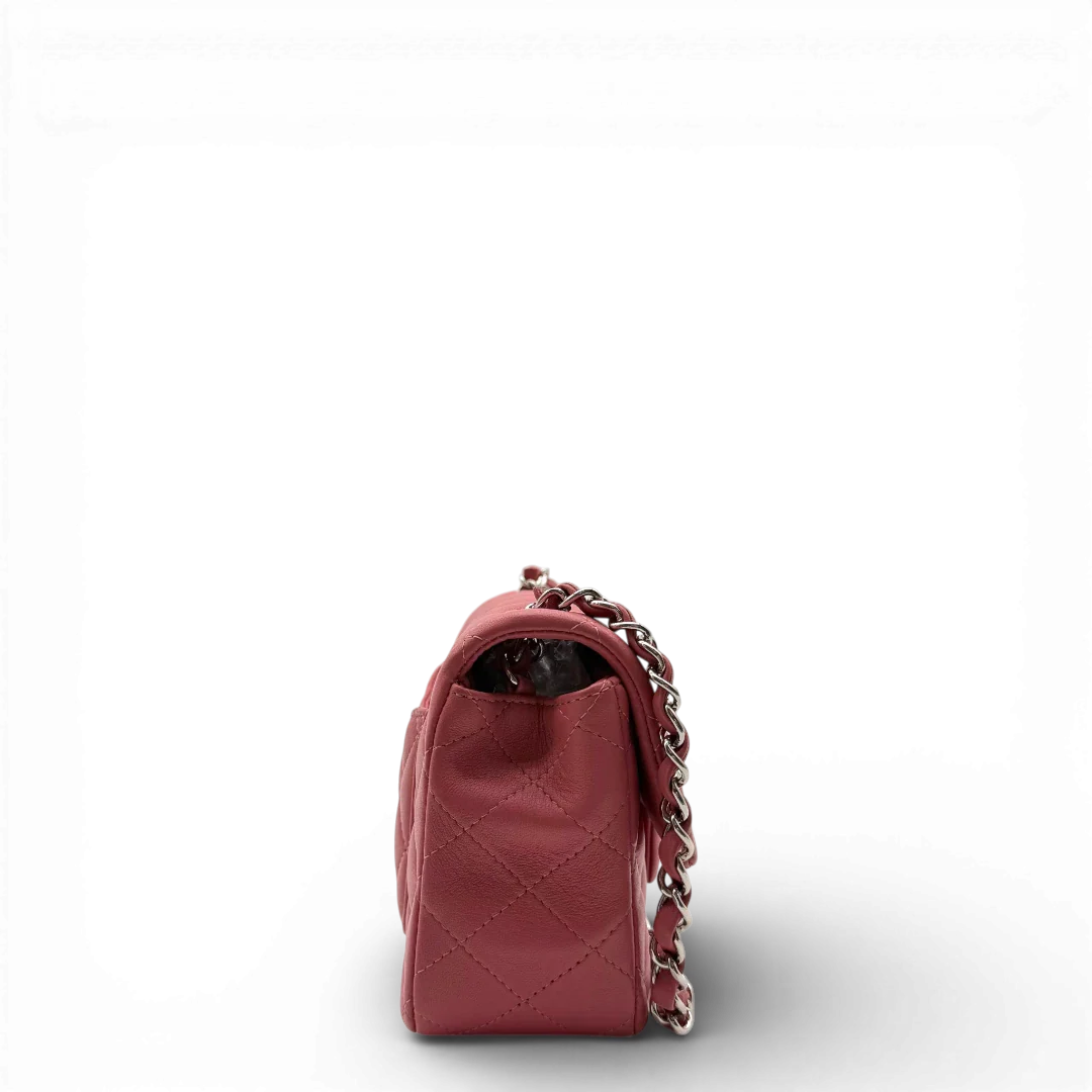 https://cdn.shopify.com/s/files/1/0564/9376/8855/files/Chanel_Umhangetasche_Single_Flap_Mini_aus_Lammleder_rosa_vintage_CC_1876.webp?v=1772705829