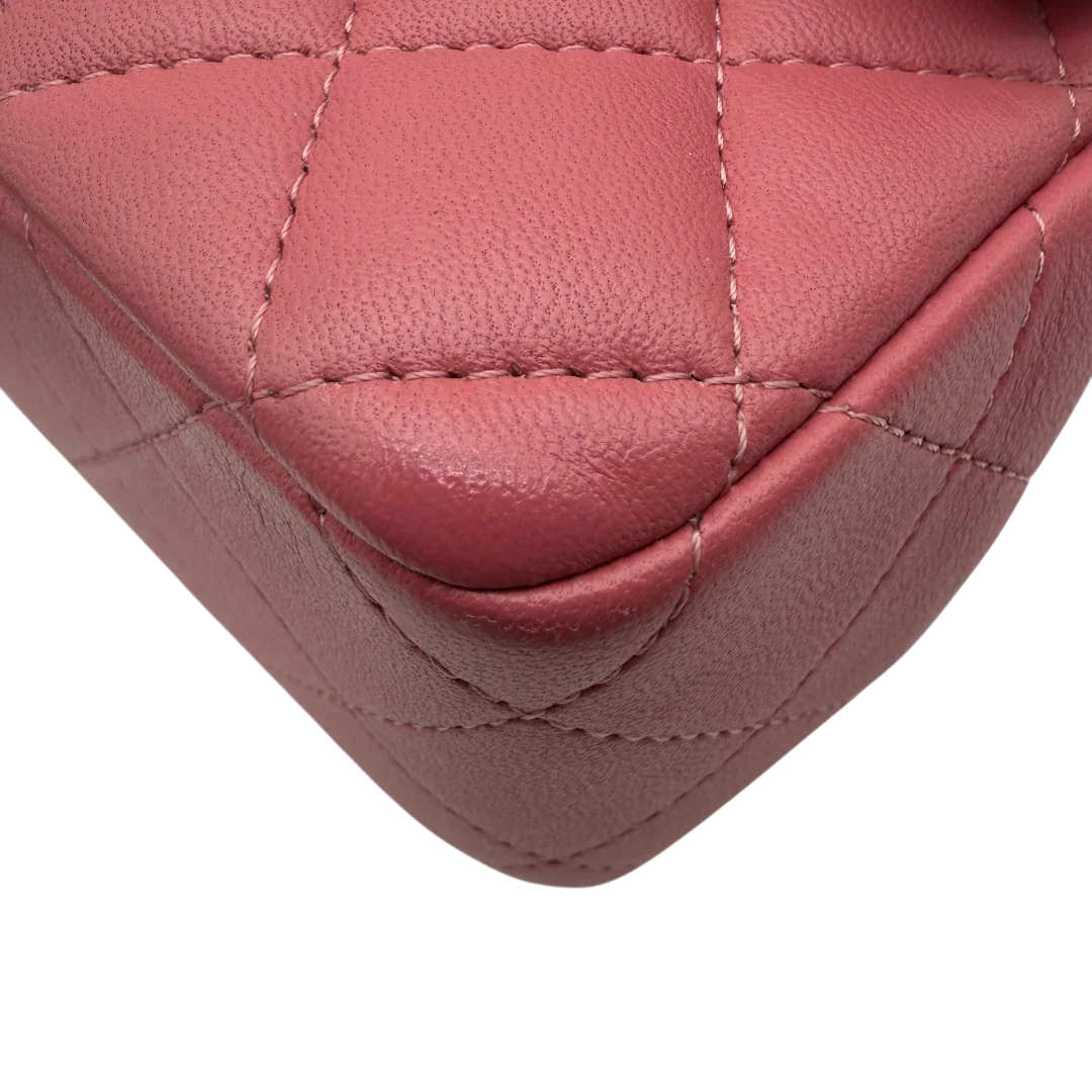 https://cdn.shopify.com/s/files/1/0564/9376/8855/files/Chanel_Umhangetasche_Single_Flap_Mini_aus_Lammleder_rosa_vintage_CC_1878.webp?v=1772705829