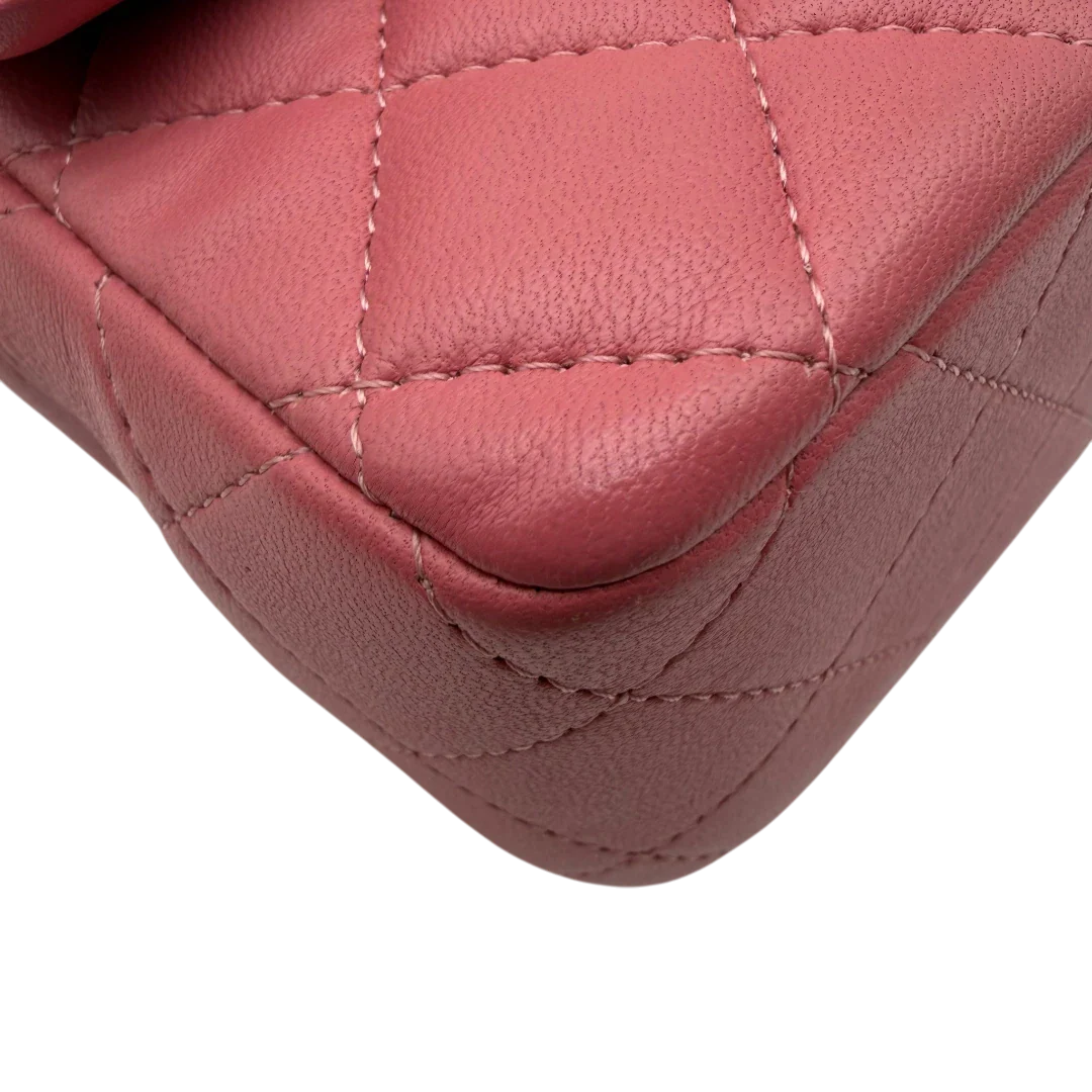 https://cdn.shopify.com/s/files/1/0564/9376/8855/files/Chanel_Umhangetasche_Single_Flap_Mini_aus_Lammleder_rosa_vintage_CC_1879.webp?v=1772705829