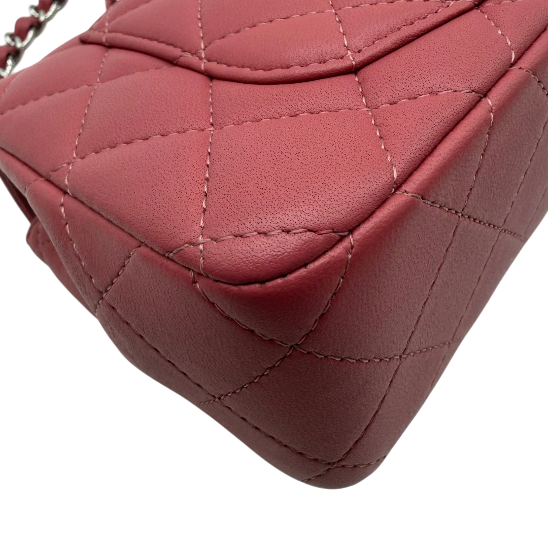 https://cdn.shopify.com/s/files/1/0564/9376/8855/files/Chanel_Umhangetasche_Single_Flap_Mini_aus_Lammleder_rosa_vintage_CC_1881.webp?v=1772705829