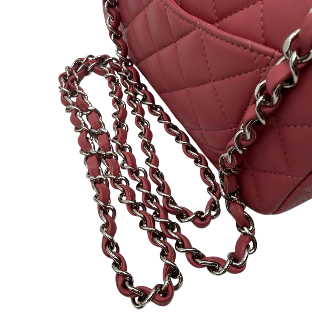 https://cdn.shopify.com/s/files/1/0564/9376/8855/files/Chanel_Umhangetasche_Single_Flap_Mini_aus_Lammleder_rosa_vintage_CC_1882.webp?v=1772705829