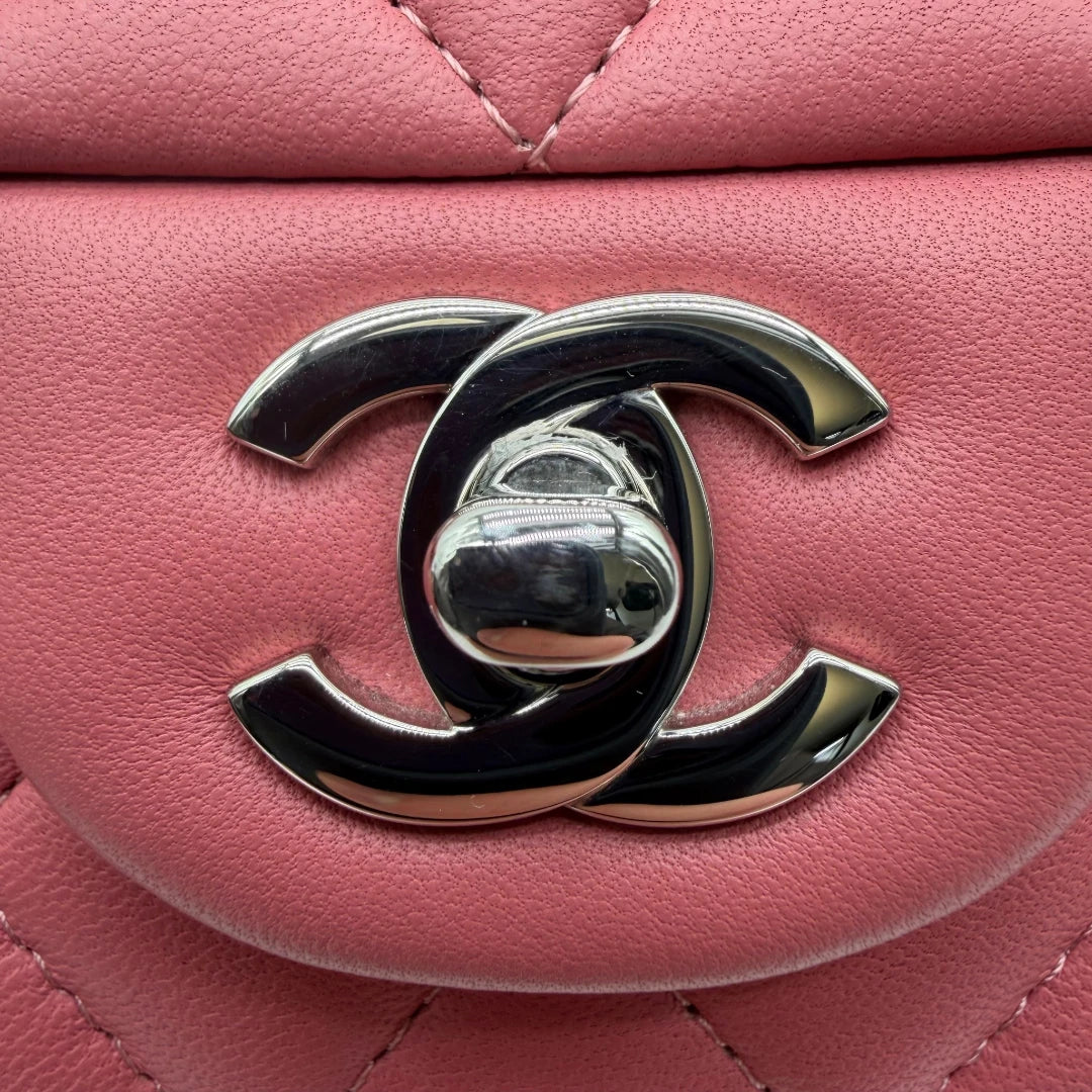 https://cdn.shopify.com/s/files/1/0564/9376/8855/files/Chanel_Umhangetasche_Single_Flap_Mini_aus_Lammleder_rosa_vintage_CC_1884.webp?v=1772705829