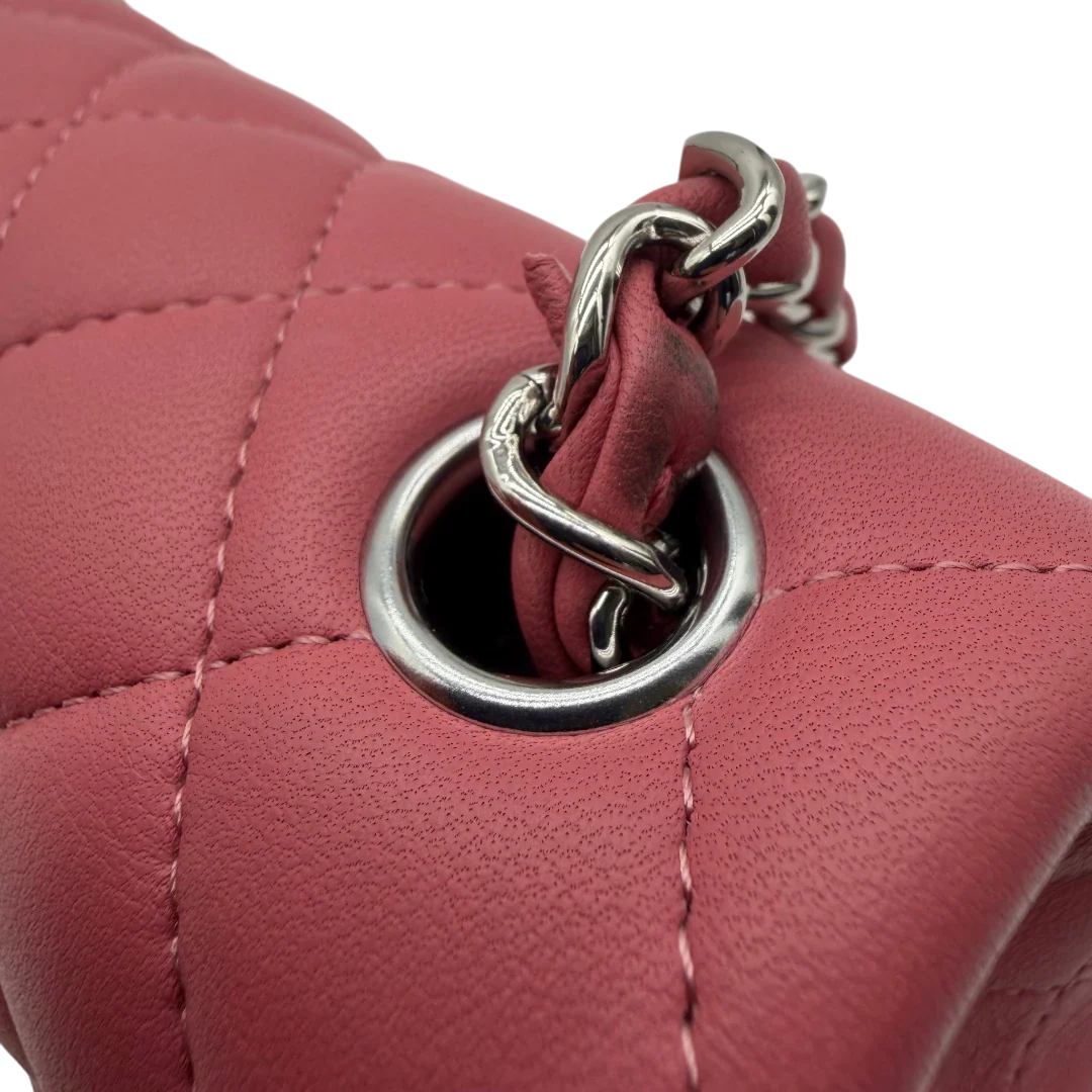 https://cdn.shopify.com/s/files/1/0564/9376/8855/files/Chanel_Umhangetasche_Single_Flap_Mini_aus_Lammleder_rosa_vintage_CC_1885.webp?v=1772705829
