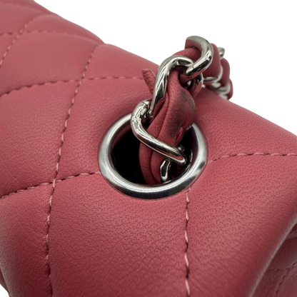 https://cdn.shopify.com/s/files/1/0564/9376/8855/files/Chanel_Umhangetasche_Single_Flap_Mini_aus_Lammleder_rosa_vintage_CC_1885.webp?v=1772705829