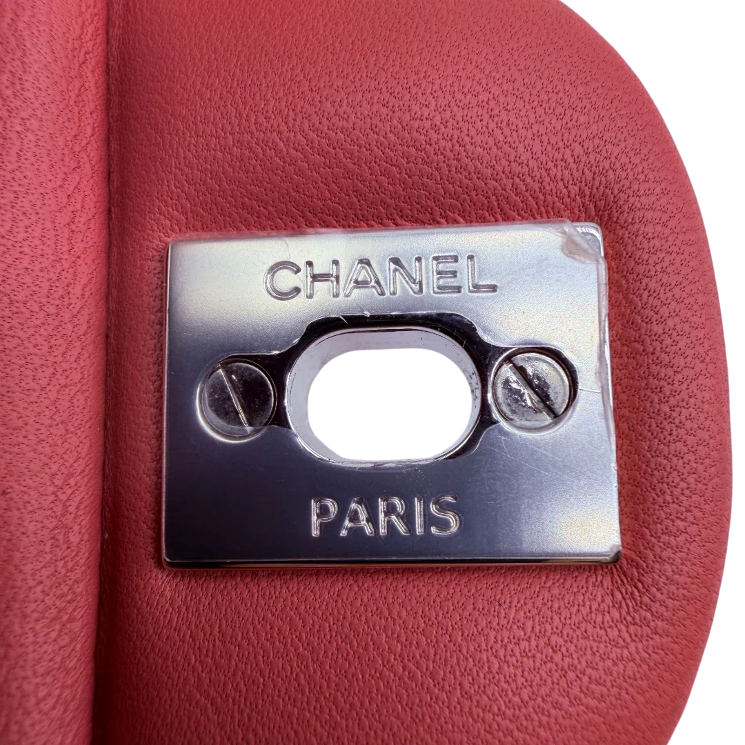 https://cdn.shopify.com/s/files/1/0564/9376/8855/files/Chanel_Umhangetasche_Single_Flap_Mini_aus_Lammleder_rosa_vintage_CC_1886.webp?v=1772705829