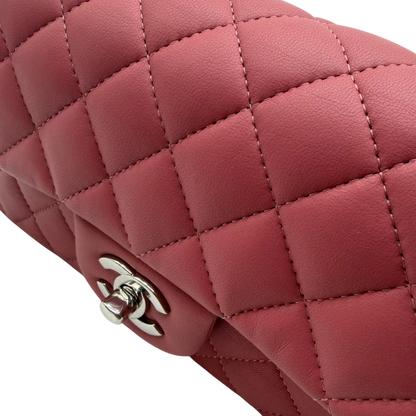 https://cdn.shopify.com/s/files/1/0564/9376/8855/files/Chanel_Umhangetasche_Single_Flap_Mini_aus_Lammleder_rosa_vintage_CC_1887.webp?v=1772705829