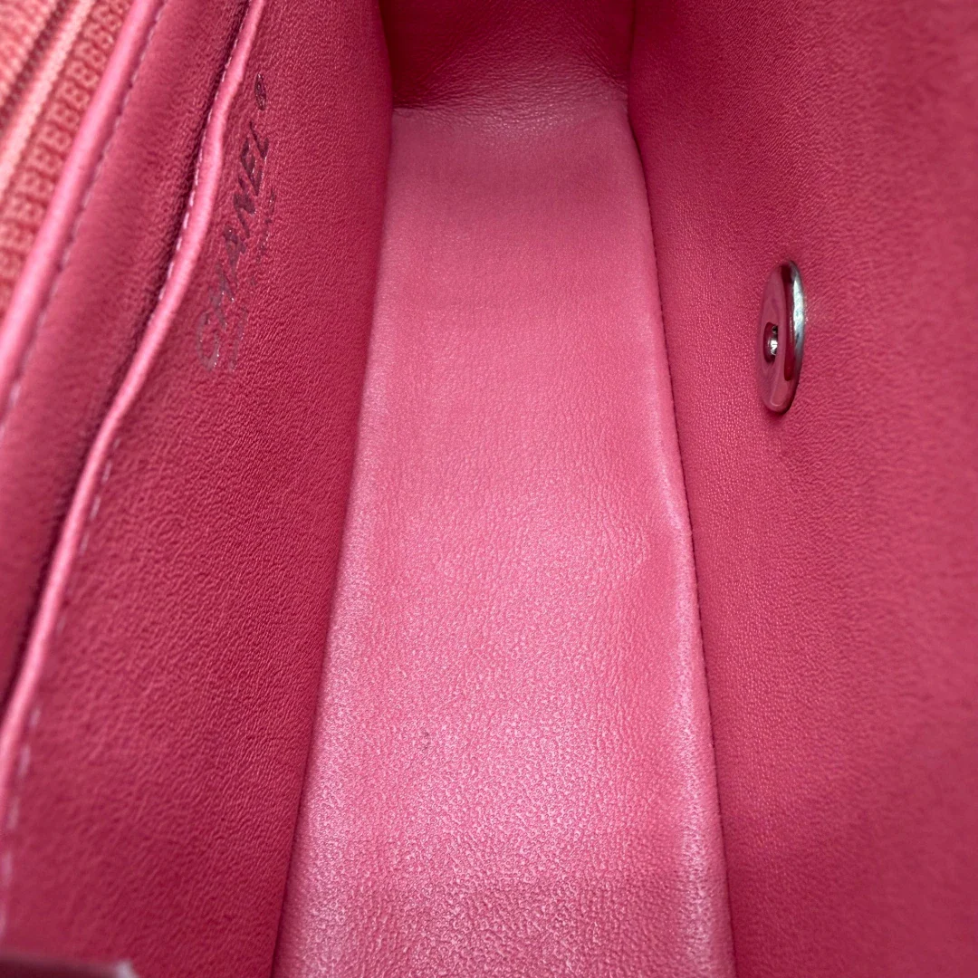 https://cdn.shopify.com/s/files/1/0564/9376/8855/files/Chanel_Umhangetasche_Single_Flap_Mini_aus_Lammleder_rosa_vintage_CC_1889.webp?v=1772705829