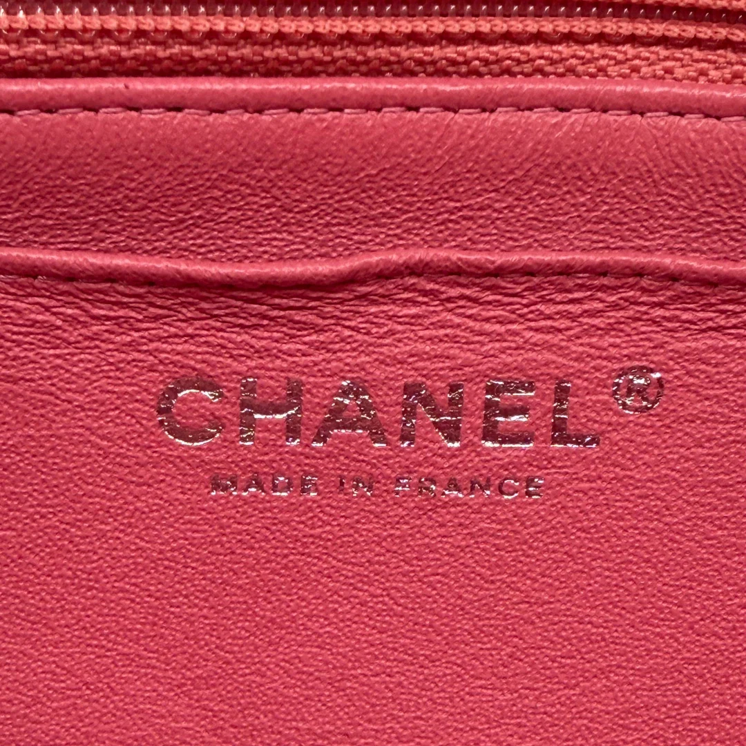 https://cdn.shopify.com/s/files/1/0564/9376/8855/files/Chanel_Umhangetasche_Single_Flap_Mini_aus_Lammleder_rosa_vintage_CC_1890.webp?v=1772705829