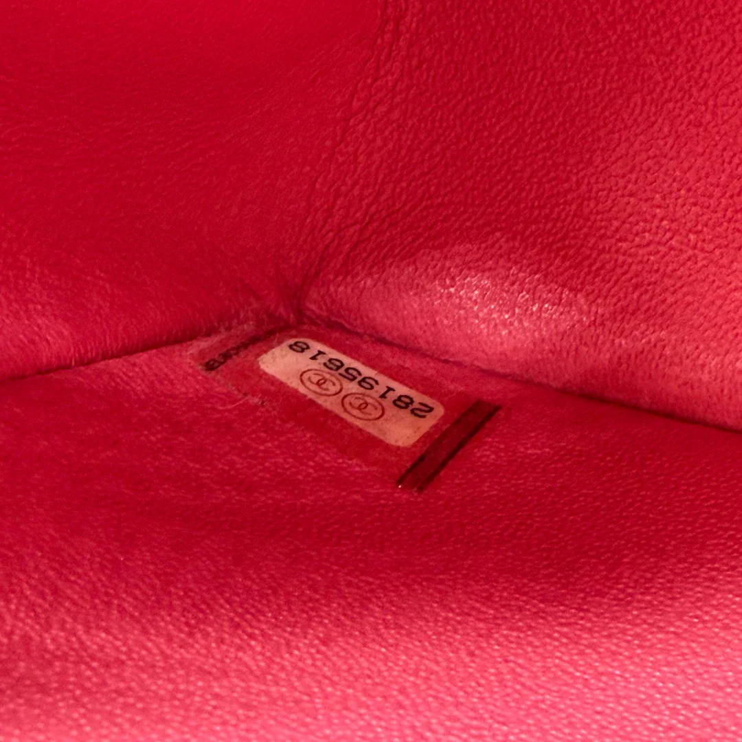 https://cdn.shopify.com/s/files/1/0564/9376/8855/files/Chanel_Umhangetasche_Single_Flap_Mini_aus_Lammleder_rosa_vintage_CC_1891.webp?v=1772705829