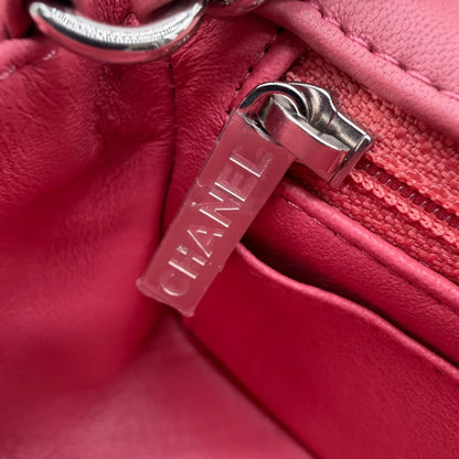 https://cdn.shopify.com/s/files/1/0564/9376/8855/files/Chanel_Umhangetasche_Single_Flap_Mini_aus_Lammleder_rosa_vintage_CC_1892.webp?v=1772705829