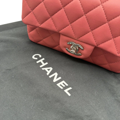 https://cdn.shopify.com/s/files/1/0564/9376/8855/files/Chanel_Umhangetasche_Single_Flap_Mini_aus_Lammleder_rosa_vintage_CC_1894.webp?v=1772705829