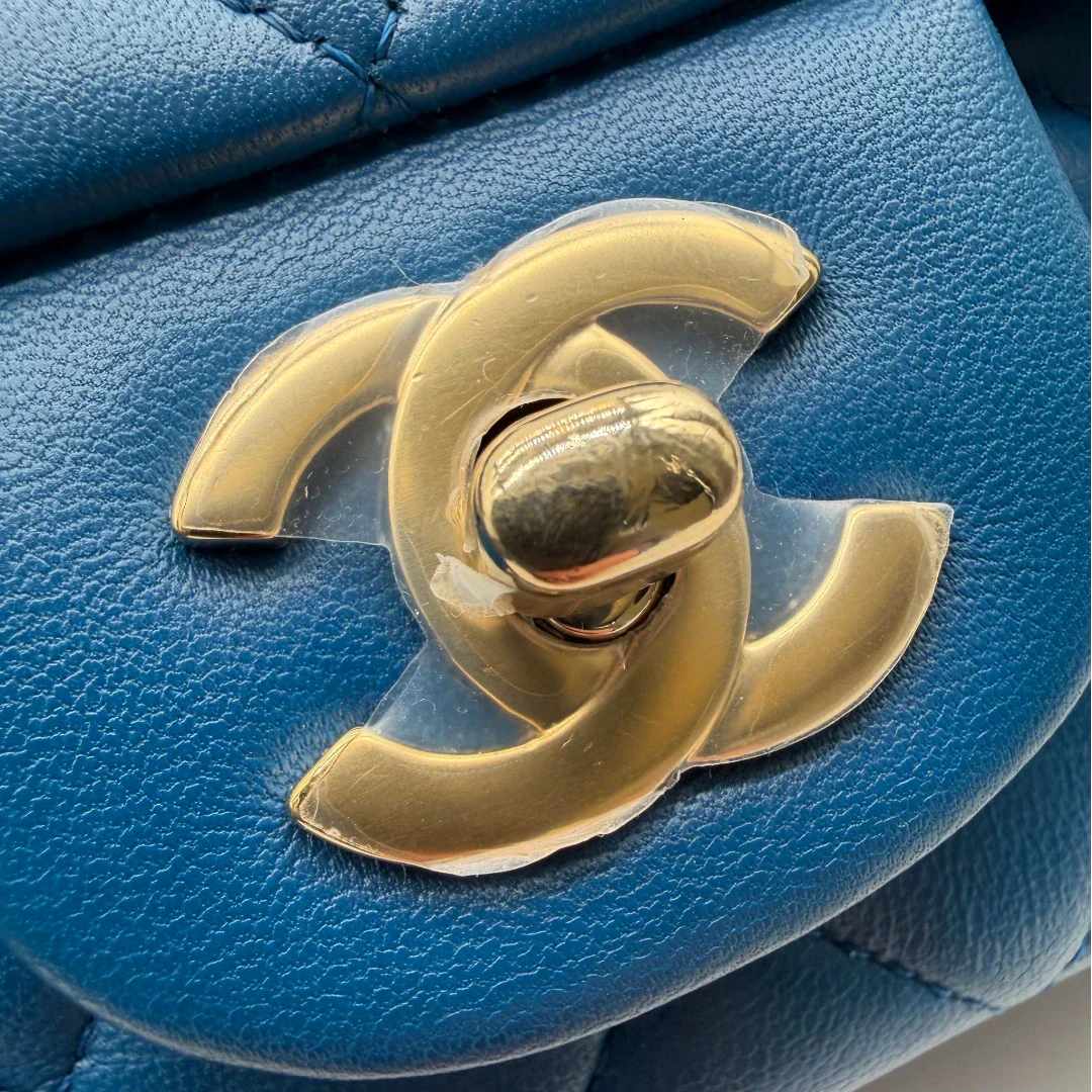 https://cdn.shopify.com/s/files/1/0564/9376/8855/files/Chanel_Umhangetasche_Wallet_on_Chain_Classic_Flap_aus_Leder_schwarz_vintage_CC3268.webp?v=1774401939