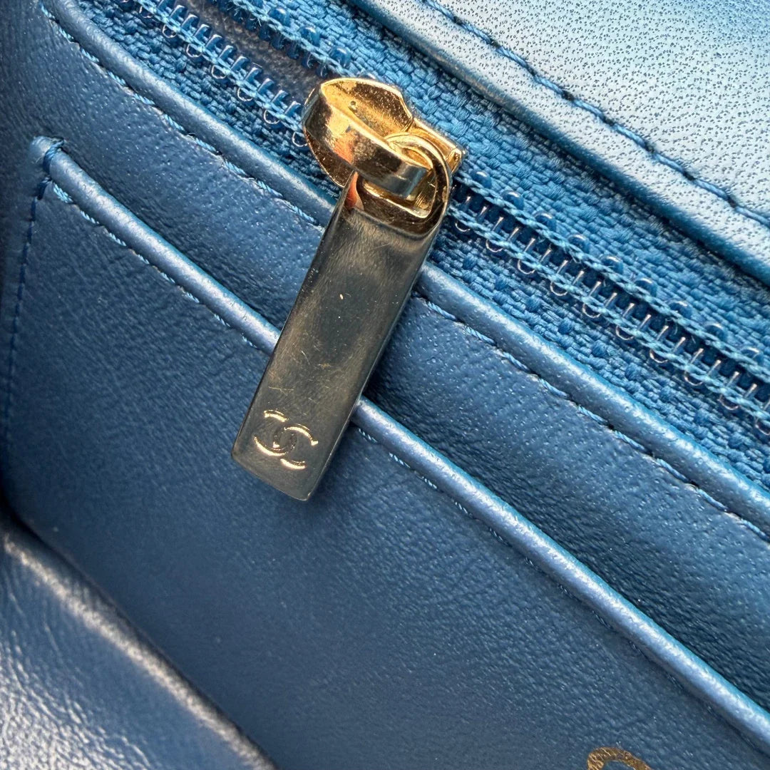 https://cdn.shopify.com/s/files/1/0564/9376/8855/files/Chanel_Umhangetasche_Wallet_on_Chain_Classic_Flap_aus_Leder_schwarz_vintage_CC3276.webp?v=1774401939