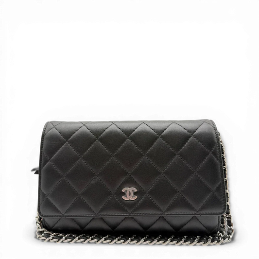 https://cdn.shopify.com/s/files/1/0564/9376/8855/files/Chanel_Umhangetasche_Wallet_on_Chain_Classic_Flap_aus_Leder_schwarz_vintage_CC3283.webp?v=1774401369