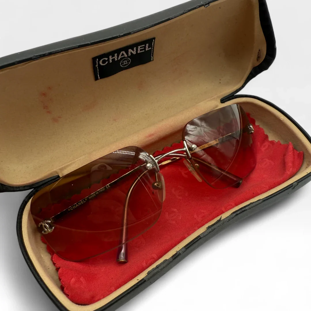 https://cdn.shopify.com/s/files/1/0564/9376/8855/files/Chanel__Sonnenbrille__Rahmenlos__vintage__luxury__CC__sunglasses014.webp?v=1748426602