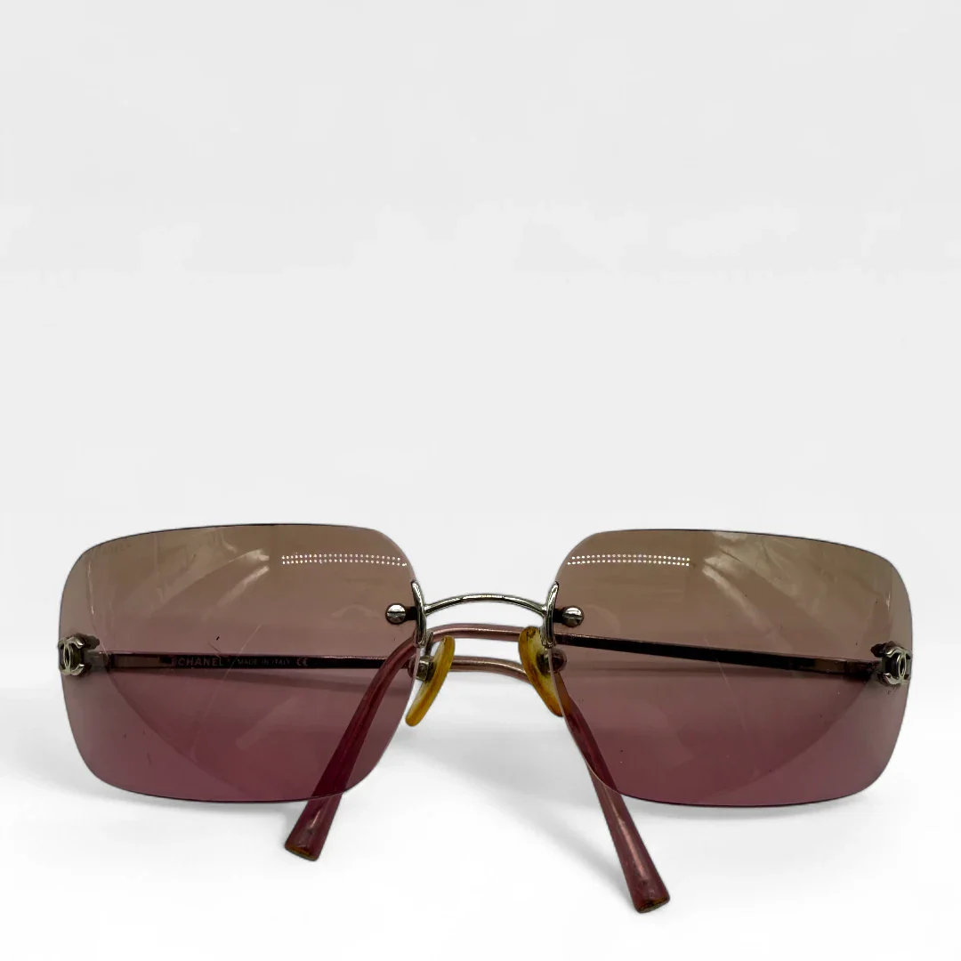 https://cdn.shopify.com/s/files/1/0564/9376/8855/files/Chanel__Sonnenbrille__Rahmenlos__vintage__luxury__CC__sunglasses017.webp?v=1748426679