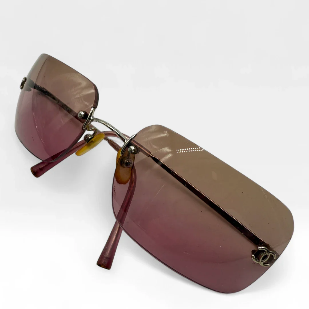 https://cdn.shopify.com/s/files/1/0564/9376/8855/files/Chanel__Sonnenbrille__Rahmenlos__vintage__luxury__CC__sunglasses020.webp?v=1748426678