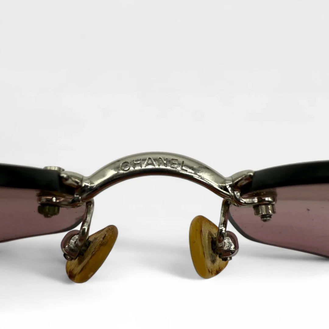 https://cdn.shopify.com/s/files/1/0564/9376/8855/files/Chanel__Sonnenbrille__Rahmenlos__vintage__luxury__CC__sunglasses021.webp?v=1748426679