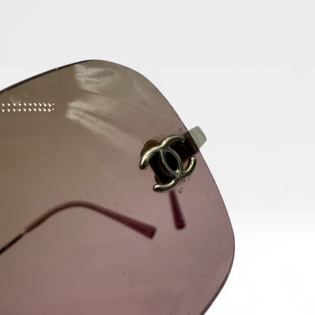 https://cdn.shopify.com/s/files/1/0564/9376/8855/files/Chanel__Sonnenbrille__Rahmenlos__vintage__luxury__CC__sunglasses022.webp?v=1748426680