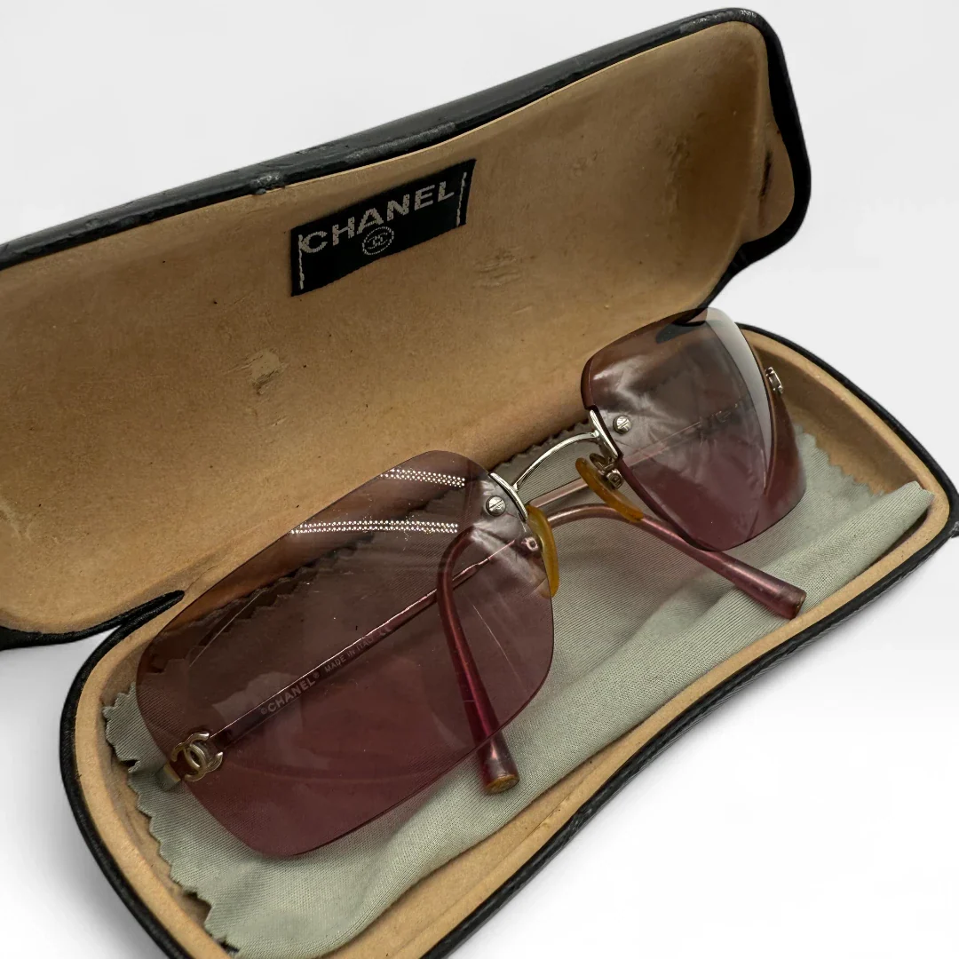 https://cdn.shopify.com/s/files/1/0564/9376/8855/files/Chanel__Sonnenbrille__Rahmenlos__vintage__luxury__CC__sunglasses024.webp?v=1748426705