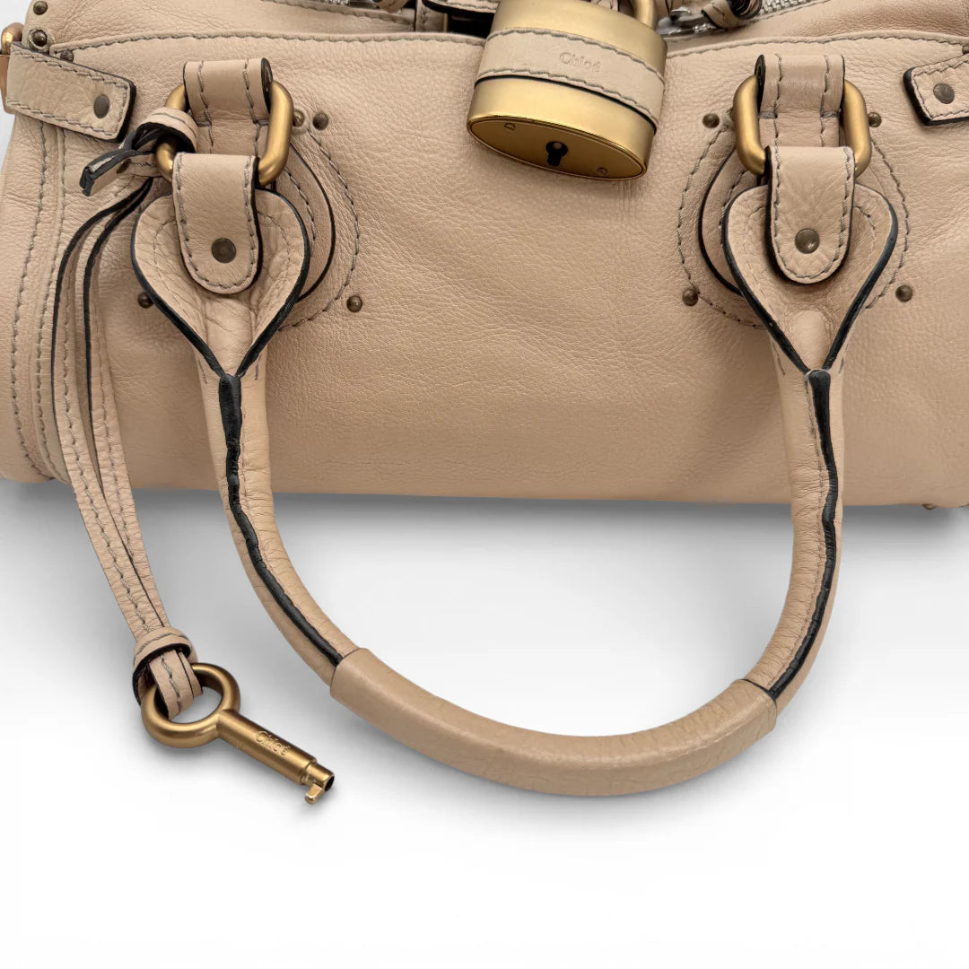 https://cdn.shopify.com/s/files/1/0564/9376/8855/files/Chloe_Handtasche_Paddington_aus_Leder_braun_vintage_7935.webp?v=1768421710