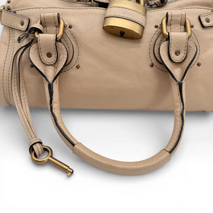 https://cdn.shopify.com/s/files/1/0564/9376/8855/files/Chloe_Handtasche_Paddington_aus_Leder_braun_vintage_7935.webp?v=1768421710