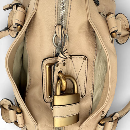 https://cdn.shopify.com/s/files/1/0564/9376/8855/files/Chloe_Handtasche_Paddington_aus_Leder_braun_vintage_7943.webp?v=1768421710