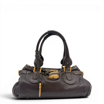 https://cdn.shopify.com/s/files/1/0564/9376/8855/files/Chloe_Handtasche_Paddington_aus_Leder_dunkelbraun_vintage6980.webp?v=1779290033