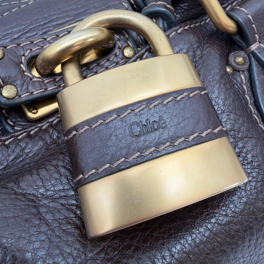 https://cdn.shopify.com/s/files/1/0564/9376/8855/files/Chloe_Handtasche_Paddington_aus_Leder_dunkelbraun_vintage6993.webp?v=1779290033