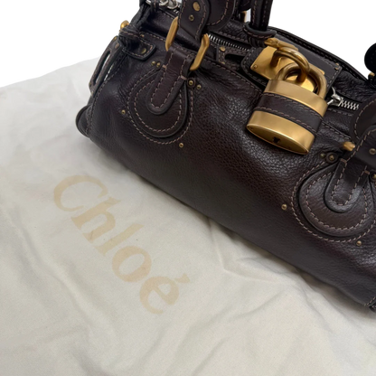 https://cdn.shopify.com/s/files/1/0564/9376/8855/files/Chloe_Handtasche_Paddington_aus_Leder_dunkelbraun_vintage7002.webp?v=1779290033