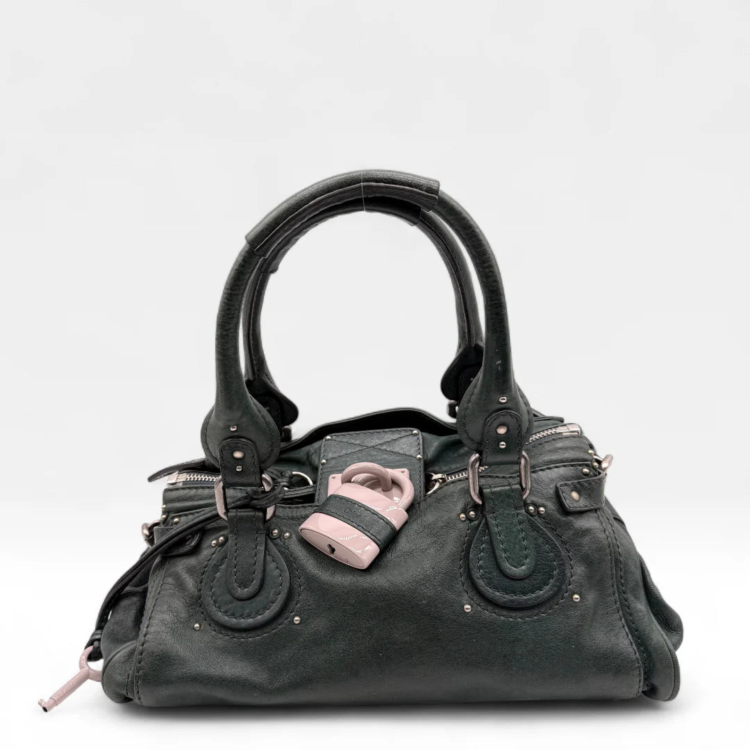 https://cdn.shopify.com/s/files/1/0564/9376/8855/files/Chloe_Handtasche_Paddington_aus_Leder_dunkelgrun_vintage_handbag1598.webp?v=1761872745