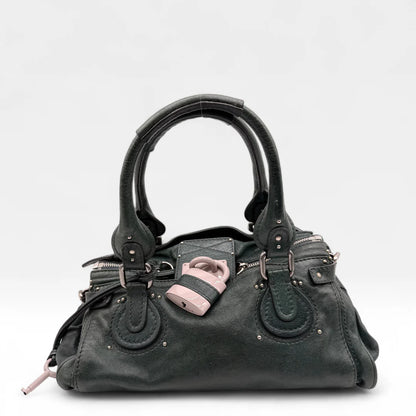 https://cdn.shopify.com/s/files/1/0564/9376/8855/files/Chloe_Handtasche_Paddington_aus_Leder_dunkelgrun_vintage_handbag1598.webp?v=1761872745