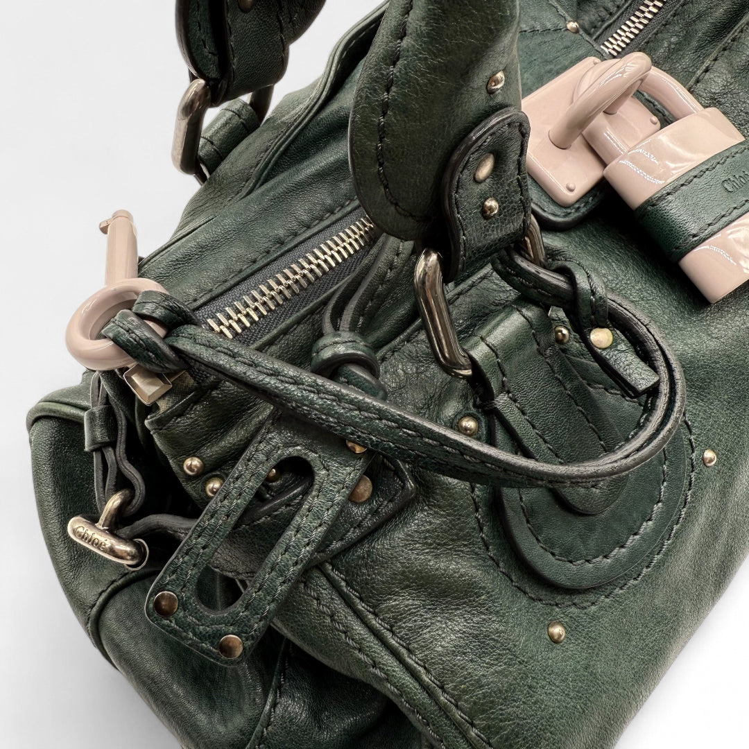 https://cdn.shopify.com/s/files/1/0564/9376/8855/files/Chloe_Handtasche_Paddington_aus_Leder_dunkelgrun_vintage_handbag1610.webp?v=1761872814