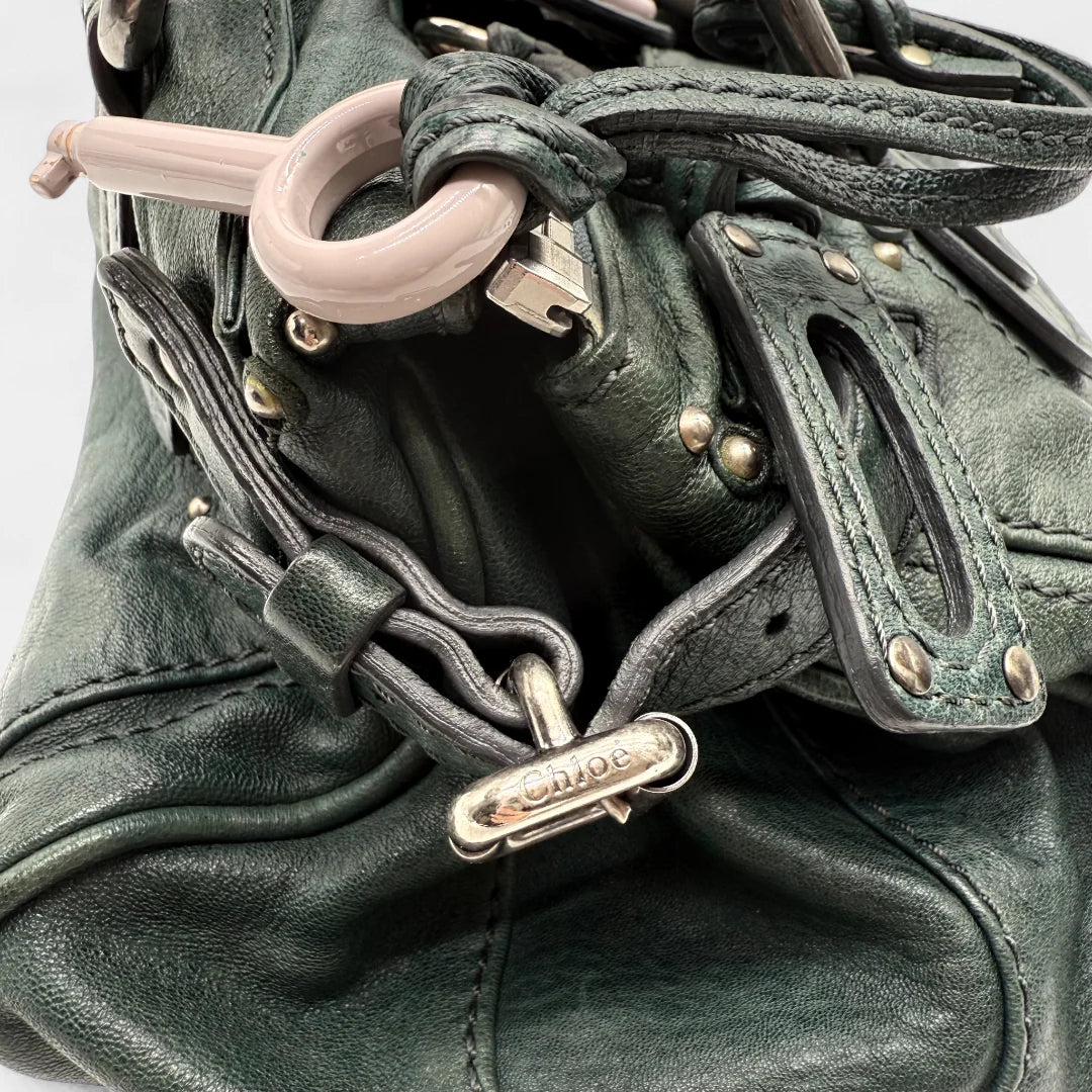 https://cdn.shopify.com/s/files/1/0564/9376/8855/files/Chloe_Handtasche_Paddington_aus_Leder_dunkelgrun_vintage_handbag1611.webp?v=1761872814