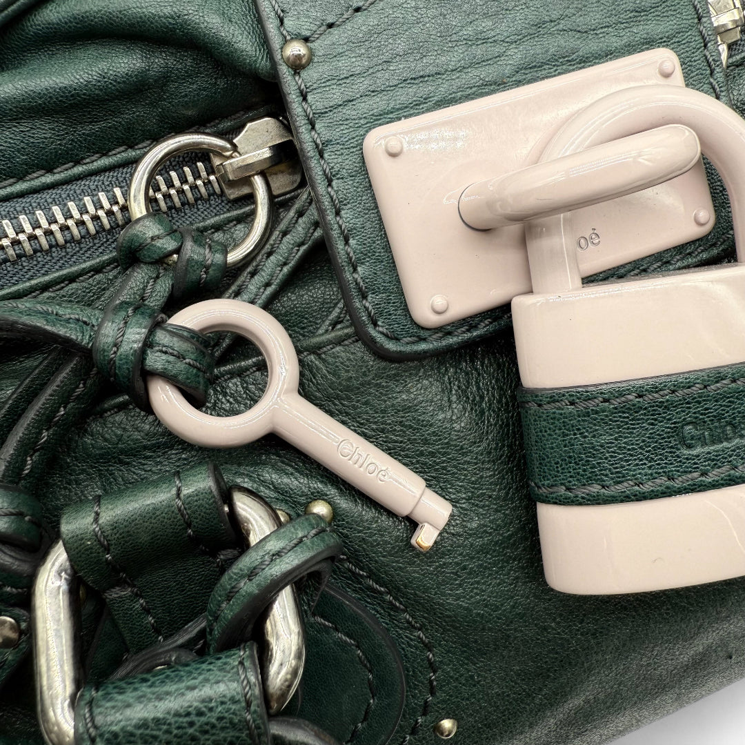 https://cdn.shopify.com/s/files/1/0564/9376/8855/files/Chloe_Handtasche_Paddington_aus_Leder_dunkelgrun_vintage_handbag1614.webp?v=1761872814