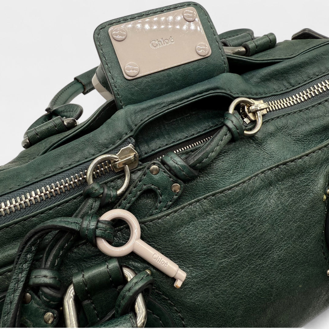 https://cdn.shopify.com/s/files/1/0564/9376/8855/files/Chloe_Handtasche_Paddington_aus_Leder_dunkelgrun_vintage_handbag1615.webp?v=1761872814
