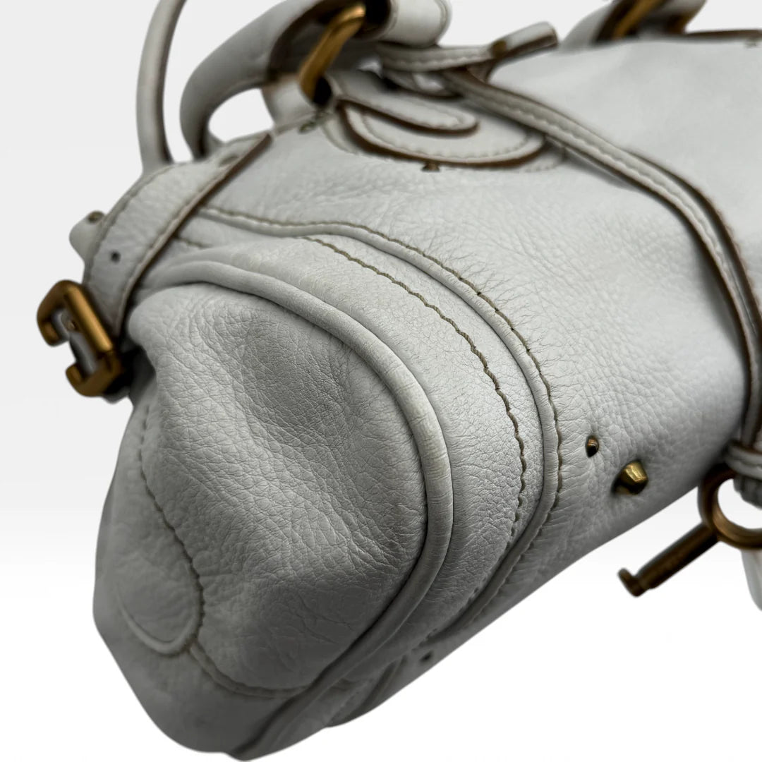 https://cdn.shopify.com/s/files/1/0564/9376/8855/files/Chloe_Handtasche_Paddington_aus_Leder_weiss_vintage_handbag4904.webp?v=1764952253