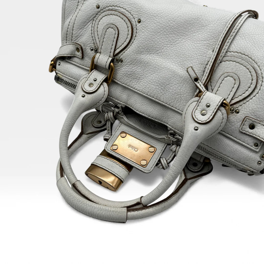 https://cdn.shopify.com/s/files/1/0564/9376/8855/files/Chloe_Handtasche_Paddington_aus_Leder_weiss_vintage_handbag4905.webp?v=1764952253