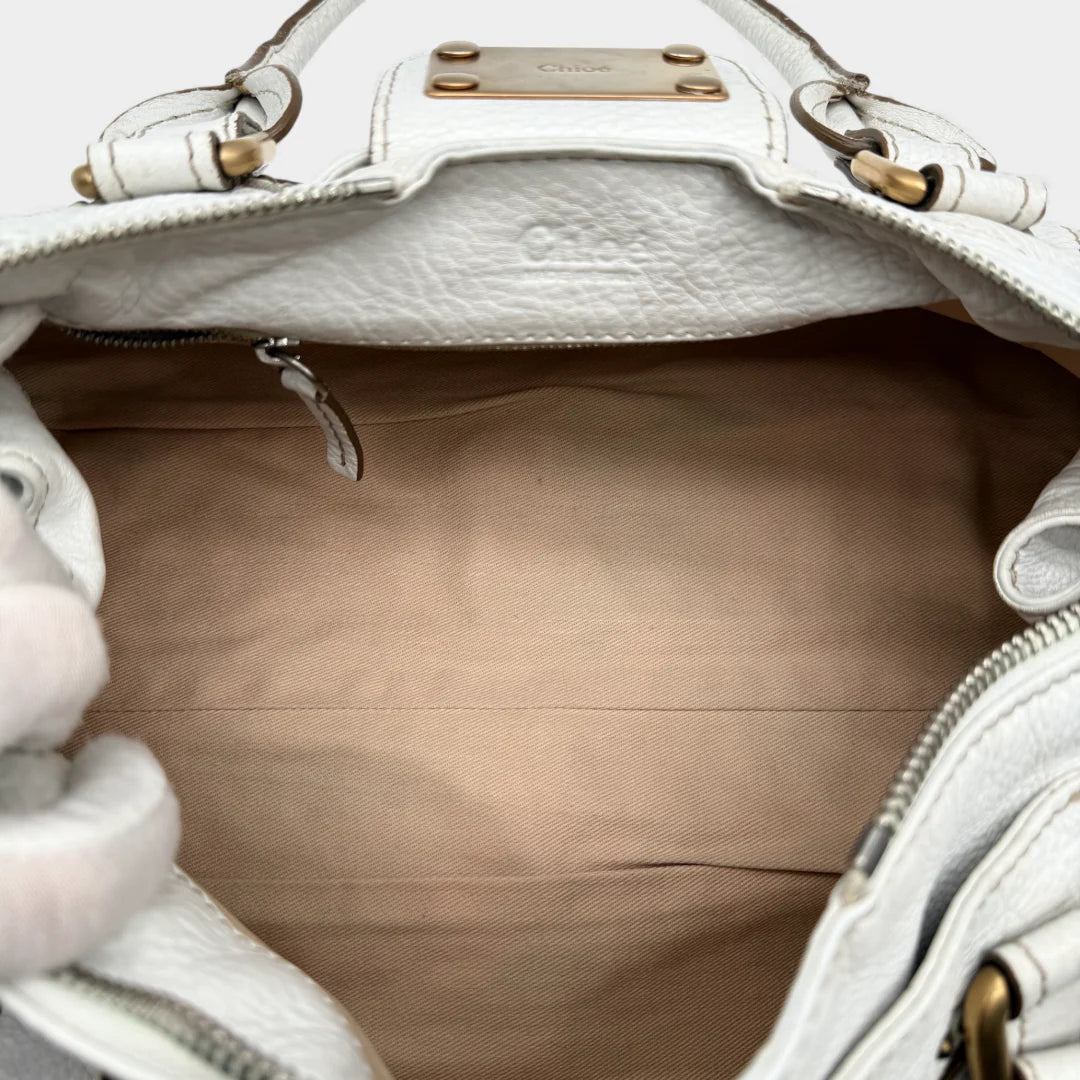 https://cdn.shopify.com/s/files/1/0564/9376/8855/files/Chloe_Handtasche_Paddington_aus_Leder_weiss_vintage_handbag4912.webp?v=1764952253
