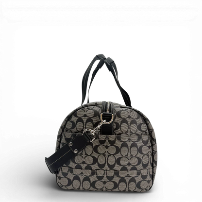 https://cdn.shopify.com/s/files/1/0564/9376/8855/files/CoachReisetasche50mitUmhangegurtSignaturegrau_9887.webp?v=1770951976