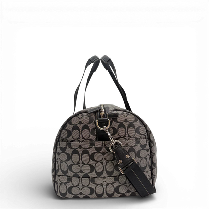 https://cdn.shopify.com/s/files/1/0564/9376/8855/files/CoachReisetasche50mitUmhangegurtSignaturegrau_9889.webp?v=1770951976